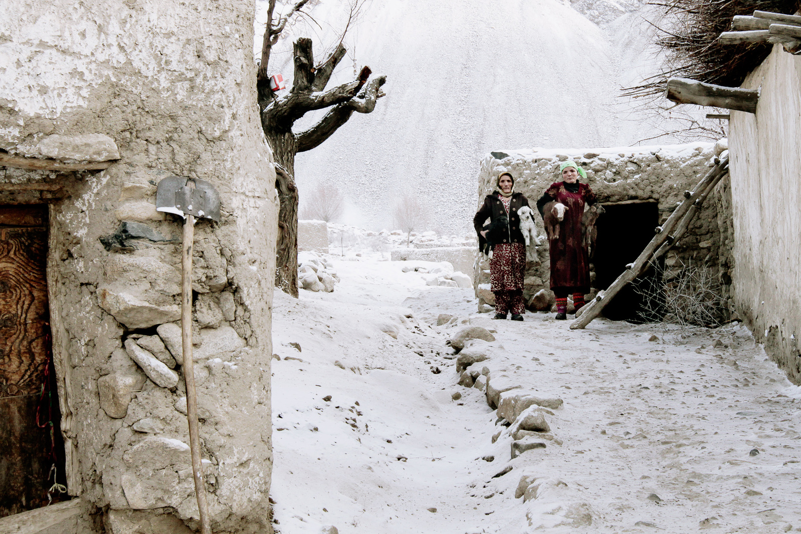 Погода огилаки поен. Таджикистан зима горы кишлак. Кишлак Таджикистан. Зима кишлак Таджикистана. Кишлак деревня.