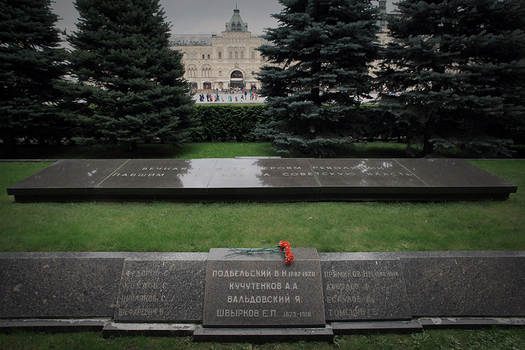 Список похороненных у кремлевской. Некрополь на красной площади в Москве. Некрополь у кремлёвской стены. Красная площадь некрополь у кремлевской. Братские могилы у кремлевской стены.